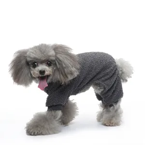 Primo piano della tutina in pile grigio per animali, morbido abbigliamento da notte invernale.