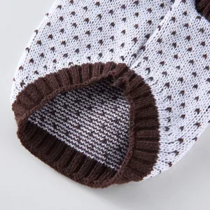 Détail de pull en tricot chaud pour animaux hiver vêtement chien col roulé marron clair