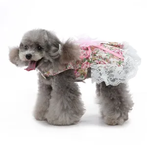 Robe princesse pour chien en dentelle florale, vêtement mignon pour fête de chiot avec nœud.