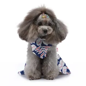 Détail de la jolie robe pour animaux de compagnie à motif floral respirant pour l'été.