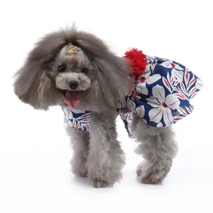Jolie robe florale pour animaux chats et chiens, tenue d'été respirante avec fleur rouge.