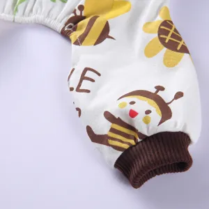 Detailaufnahme eines weichen Haustier-Jumpsuits mit Bienenmuster und braunem Rippbündchen