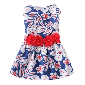 Vue détaillée de la jolie robe d'été pour animal de compagnie avec ceinture florale rouge.