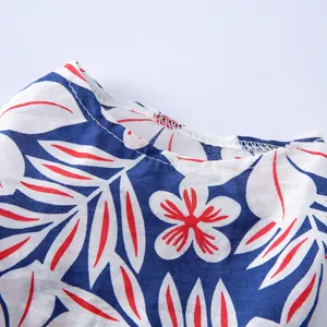 Gros plan sur l'encolure de robe d'été pour animal avec motif tropical et coutures soignées.