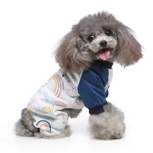 Detailansicht eines Baumwoll-Schlafanzugs für Hunde mit Regenbogenmuster und Passform
