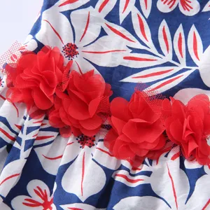 Détail de robe pour animal, imprimé floral bleu, fleur en filet rouge, vêtements d'été pour chien.