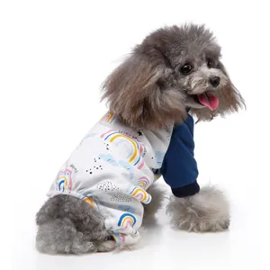 Nahaufnahme eines kleinen grauen Hundes in einem weichen Baumwoll-Schlafanzug mit Regenbogen