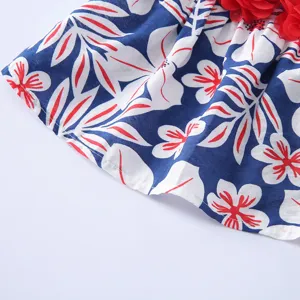 Robe d'été pour animal avec imprimé tropical bleu et jolis détails de fleurs en tissu.
