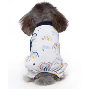 Rückansicht eines Hundes im weißen Schlafanzug mit bunten Regenbogen- und Wolkenprints.
