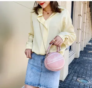 Bolso de mano creativo con forma de baloncesto rosa con cadena de oro en un modelo