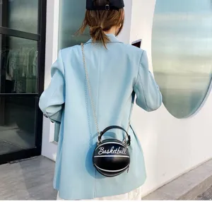 Vista trasera de un bolso bandolera negro con forma de balón de baloncesto y blazer