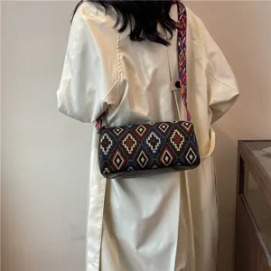 Vintage schoudertas in etnische stijl met geometrische patronen en brede riem