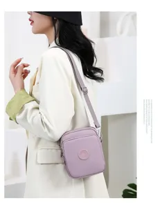 Mujer con blazer crema y bolso bandolera de Oxford lavanda en un entorno minimalista