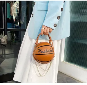 Vista detallada de un bolso original con forma de baloncesto y cadena dorada