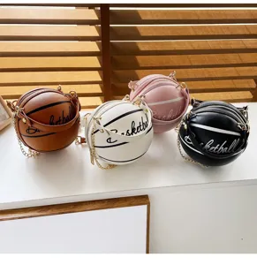 Vista detallada de los originales bolsos de hombro con forma de balón en cuatro colores.