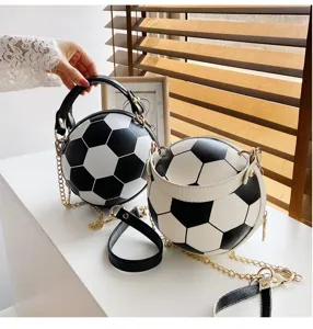 Vista detallada del bolso creativo con forma de balón de fútbol y cadena de oro