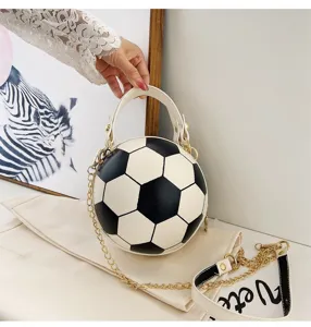 Vista detallada de un bolso único con forma de balón de fútbol y correa de cadena dorada