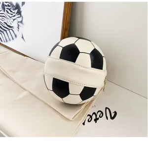 Primer plano de un elegante bolso de hombro con forma de balón de fútbol y cremallera.