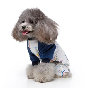 Detailaufnahme des bunten Regenbogen-Drucks auf weichem Baumwoll-Schlafanzug für Hunde.
