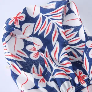 Vue rapprochée du détail du tissu de la robe pour animal de compagnie, style tropical d'été.
