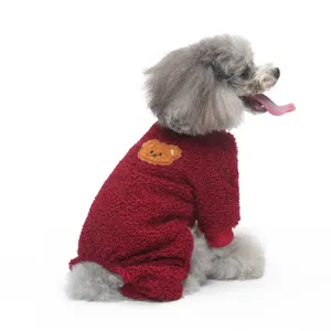 Dettaglio tuta in pile rosso per cani, morbido pigiama invernale caldo a quattro zampe.