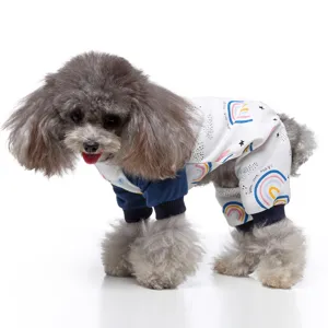 Detailansicht von Baumwoll-Hunde-Schlafanzügen mit bunten Regenbogen- und Sternenprints