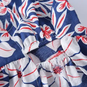 Détail de robe florale pour animal avec tissu respirant et volants élastiques pour chiens chats été