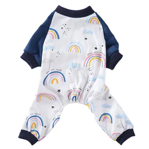 Nahaufnahme des bunten Regenbogen- und Wolkenmusters auf dem weichen Hunde-Schlafanzug