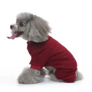 Pigiama a quattro zampe in pile rosso per cani, dettagliata ripresa di vestiti caldi.