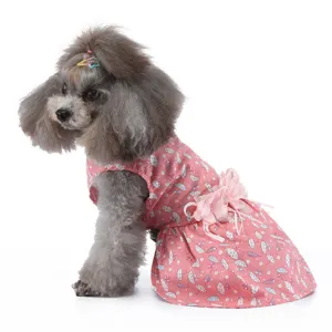 Vue détaillée de la jolie robe d'été rose pour chien à motif de parapluie avec dos fleuri.