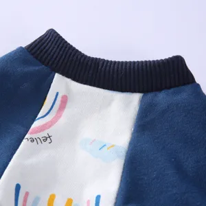 Detailaufnahme des gerippten Ausschnitts und Regenbogenmusters bei Haustier-Pyjamas