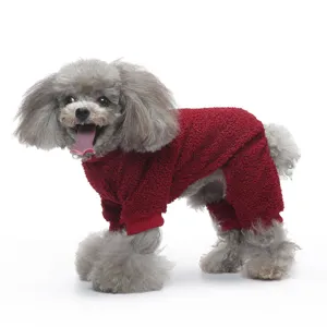 Vista dettagliata del pigiama rosso in pile per cani, tutina morbida e calda per interni.