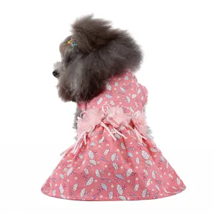 Jolie robe rose à fleurs pour chien, avec décor floral à la taille, vêtement d'été pour petit animal.