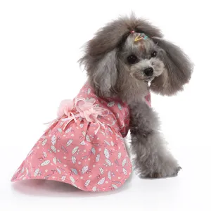 Jolie robe d'été pour chien, vêtement léger et respirant à fleurs pour chiot détail.