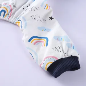 Makrodetail von Haustier-Pyjamas aus Baumwolle mit Regenbogenmuster und Rippbündchen