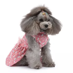Détail de la jolie robe d'été rose pour animaux avec motif de parapluie mignon pour chiens.