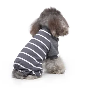 Grau-weiß gestreifter Hunde-Schlafanzug mit Vier-Bein-Design auf weißem Grund.