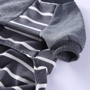 Detailaufnahme der gestreiften Haustierpyjamas mit grauen Rippbündchen und weichem Stoff.