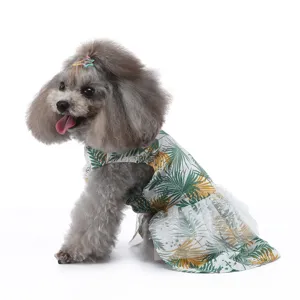 Vue de détail de la robe d'été pour animaux de compagnie, imprimé palmier, tutu en tulle.