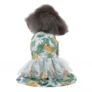Vue de détail de la robe d'été respirante pour animaux avec imprimé tropical et tutu.