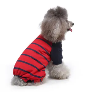 Detailansicht eines rot und dunkelblau gestreiften Hundepyjama aus weichem, atmungsaktivem Stoff