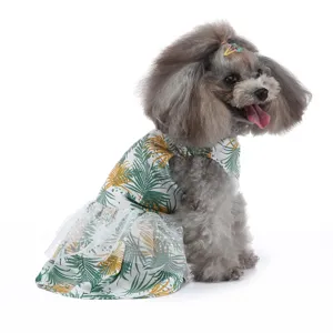 Vue détaillée d'une jolie robe pour animal à motif de feuilles tropicales et tutu blanc d'été.