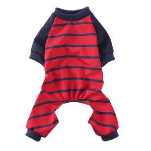 Nahaufnahme des weichen, rot-blau gestreiften Hunde-Pyjamas mit vier Beinen aus Baumwolle.