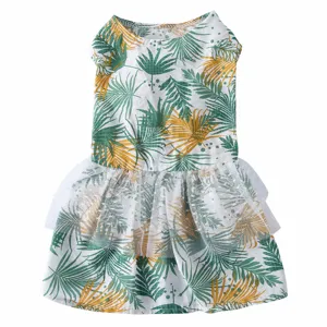 Vue détaillée de la robe d'été pour animal de compagnie à imprimé tropical avec jupe en tulle.