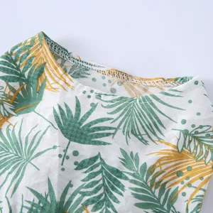 Gros plan sur les détails de la robe d'été pour animal avec imprimé feuilles de palme.