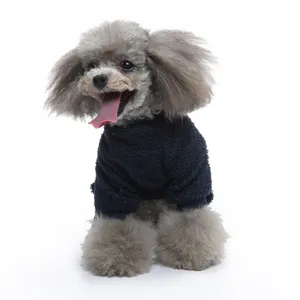 Dettaglio tuta cane flanella, tutina animale comoda, abbigliamento invernale caldo cane.