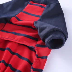 Detailansicht des atmungsaktiven rot-blau gestreiften Haustierpyjama-Stoffs und Bündchens