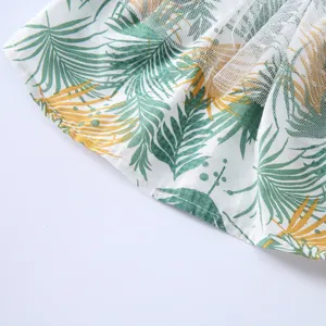 Image de détail de robe d'été respirante pour animal avec imprimé de palmier tropical.