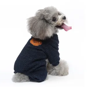 Pigiama in pile per cani carino con disegno di orsetto, abbigliamento caldo da interno dettaglio.