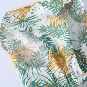 Gros plan sur les details de la robe d'ete respirante pour animaux a motif de feuilles.